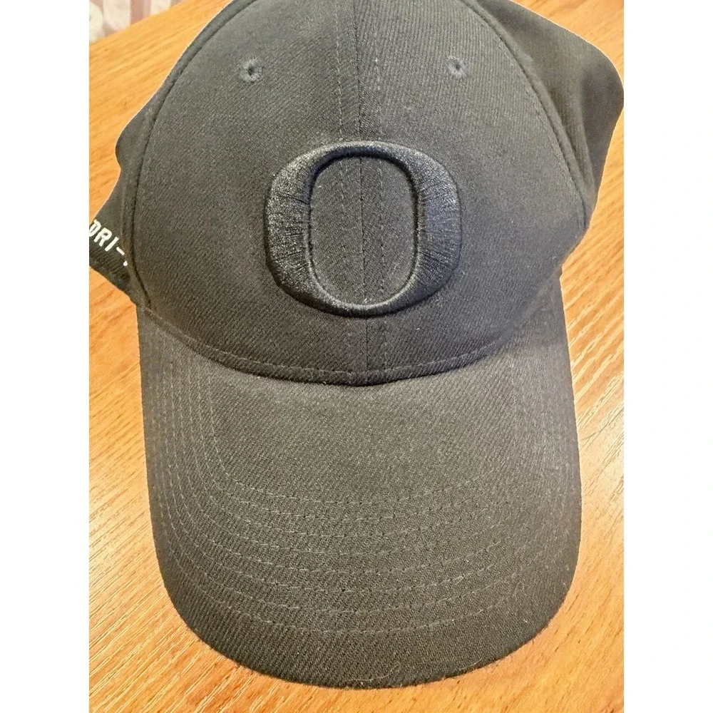 Nike Oregon Ducks Triple Black Dri-Fit Swoosh Flex Hat Cap Mens OSFM Legacy91